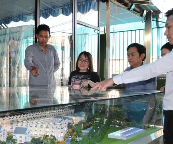 KHÁCH HÀNG TẤP NẬP TRẢI NGHIỆM MÔ HÌNH SA TÀN DỰ ÁN TẠI VĂN PHÒNG CENTERHOME