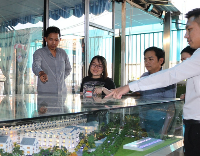 KHÁCH HÀNG TẤP NẬP TRẢI NGHIỆM MÔ HÌNH SA TÀN DỰ ÁN TẠI VĂN PHÒNG CENTERHOME